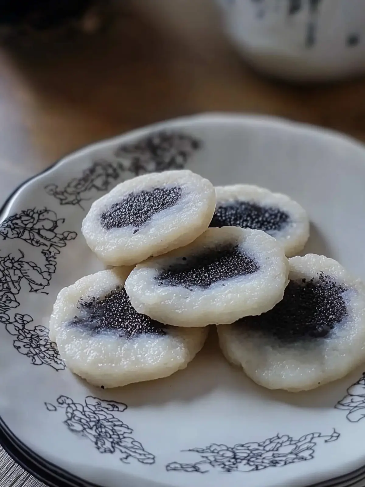 Glutinous Rice Cakes with Sweet Black Sesame Filling Delight 5 Glutinous Rice Cakes with Sweet Black Sesame Filling